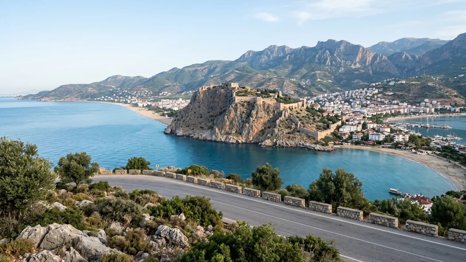 Die felsige Landzunge von Alanya mit ihrer Burg, umgeben von Sandbuchten vor den Taurus-Bergen.