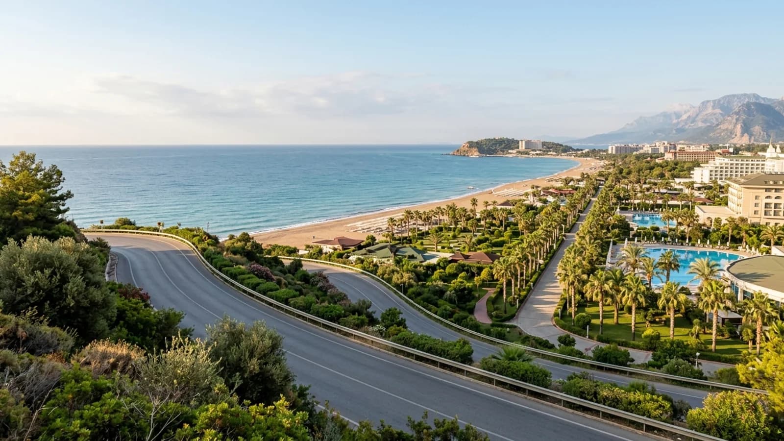 Des jardins paysagers et des allées de palmiers relient la route côtière à la plage de Kundu.