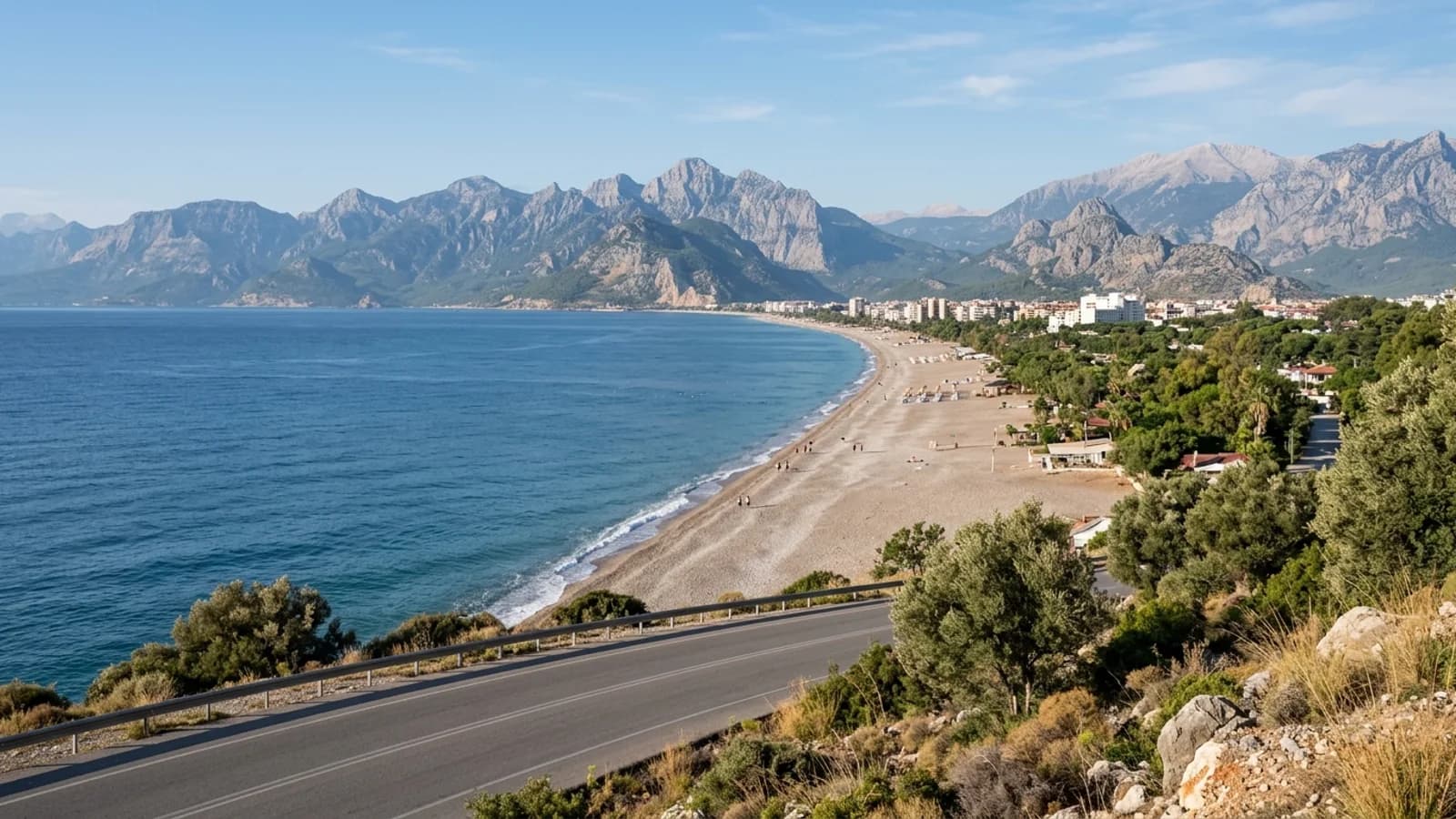 Une longue plage de galets à Mahmutlar avec les montagnes du Taurus s'élevant abruptement à l'intérieur.